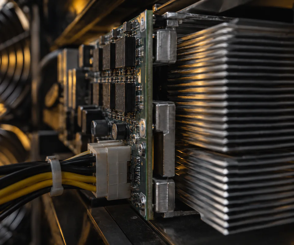 Contatos e dissipador de uma placa de mineração.