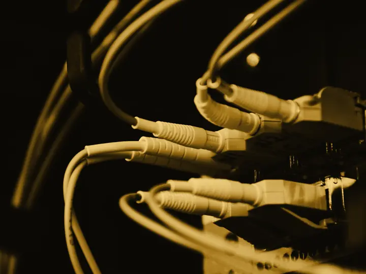 Conectores de fibra óptica acoplados a um painel de rede, iluminados em âmbar